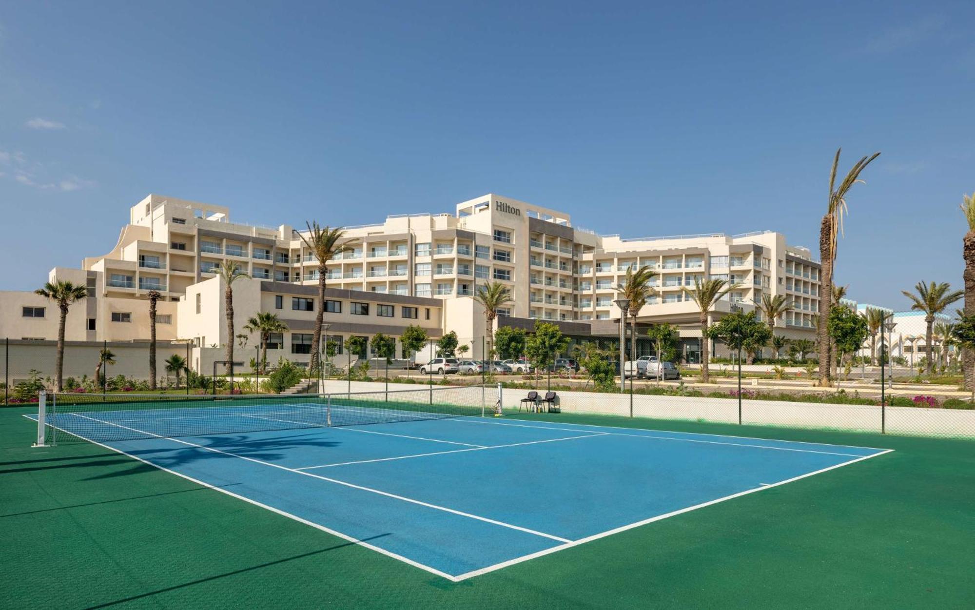Hilton Skanes Monastir Beach Resort Exterior foto Tennis court at the resort