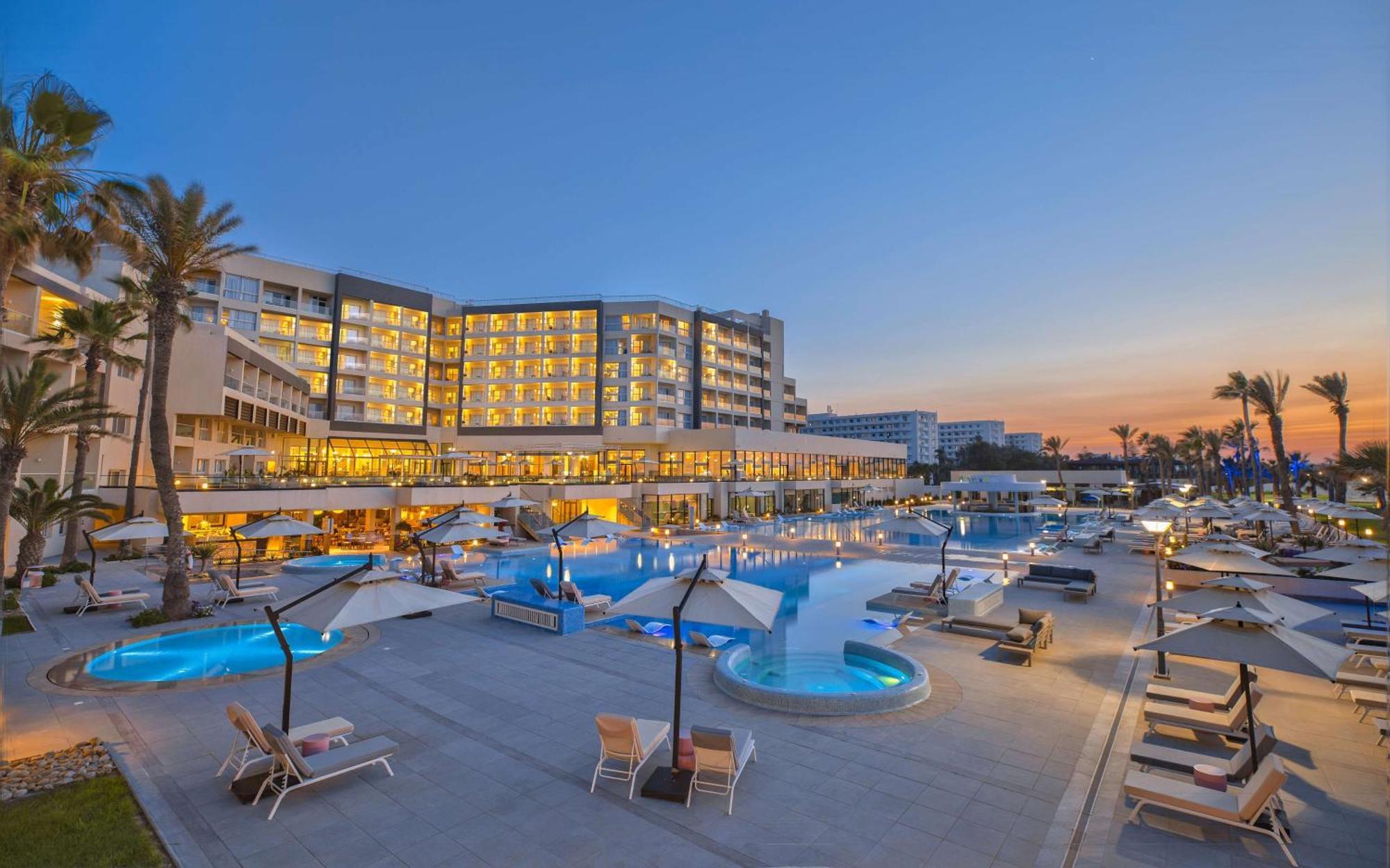 Hilton Skanes Monastir Beach Resort Exterior foto The resort at sunset