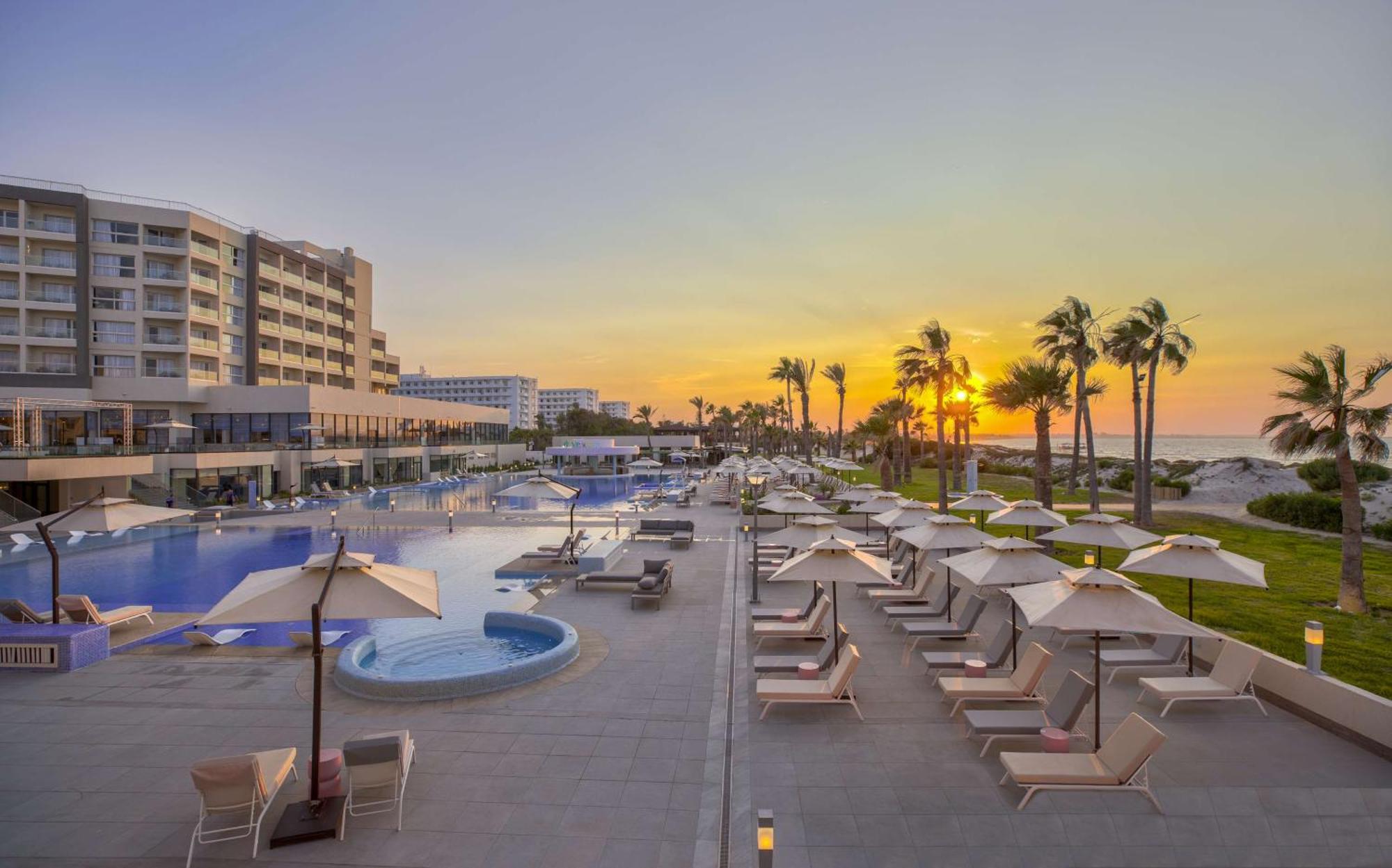 Hilton Skanes Monastir Beach Resort Exterior foto Sunset at the hotel