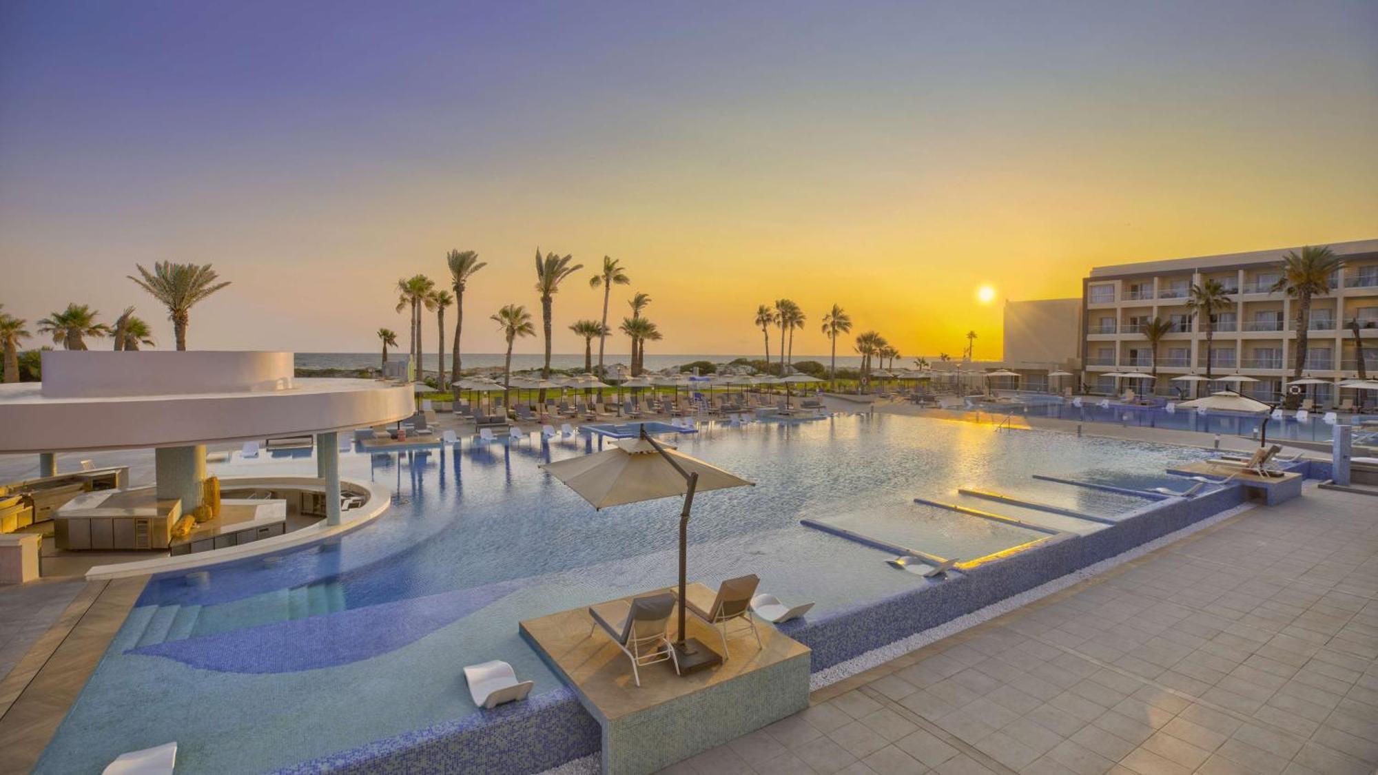 Hilton Skanes Monastir Beach Resort Exterior foto Sunset at the hotel