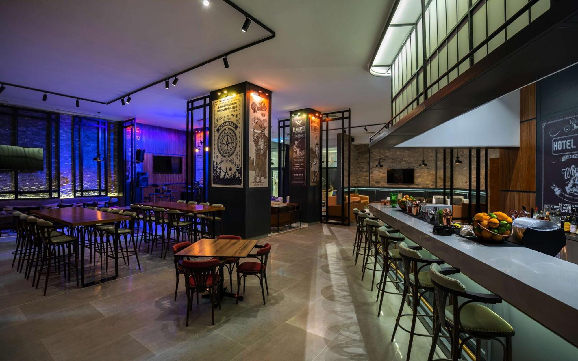Hilton Skanes Monastir Beach Resort Exterior foto The bar at the 10th floor