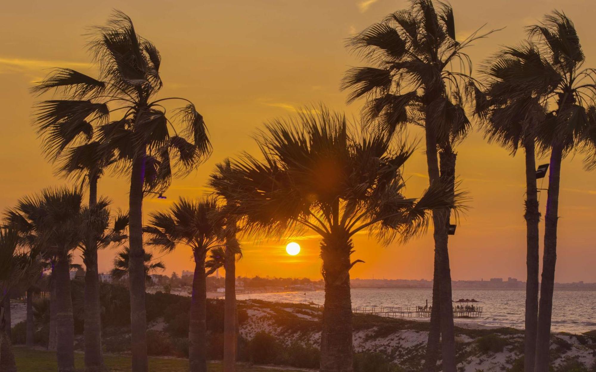 Hilton Skanes Monastir Beach Resort Exterior foto Sunset at the Gulf of Mexico