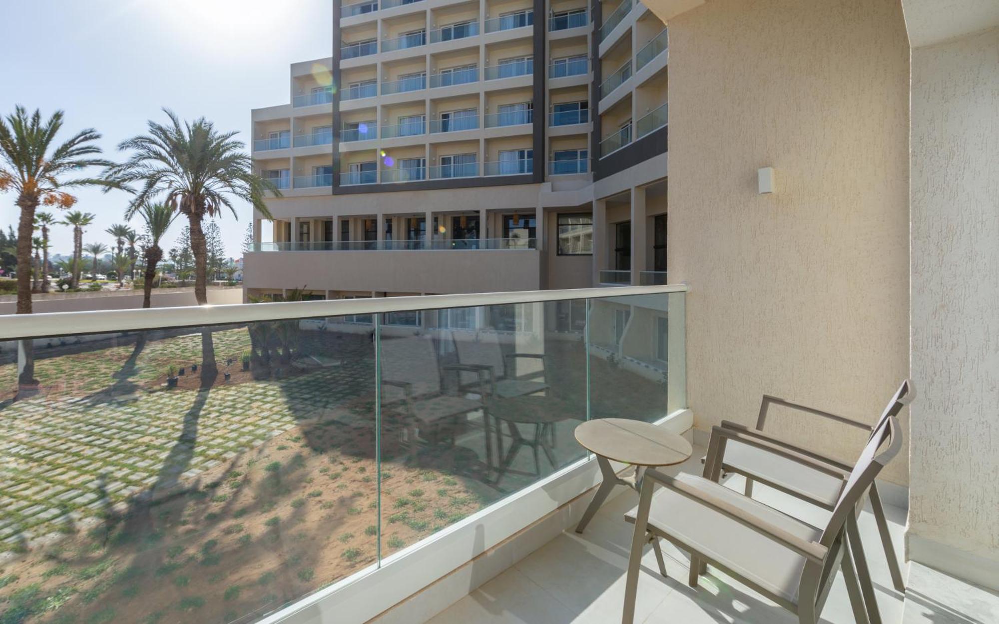 Hilton Skanes Monastir Beach Resort Exterior foto A balcony