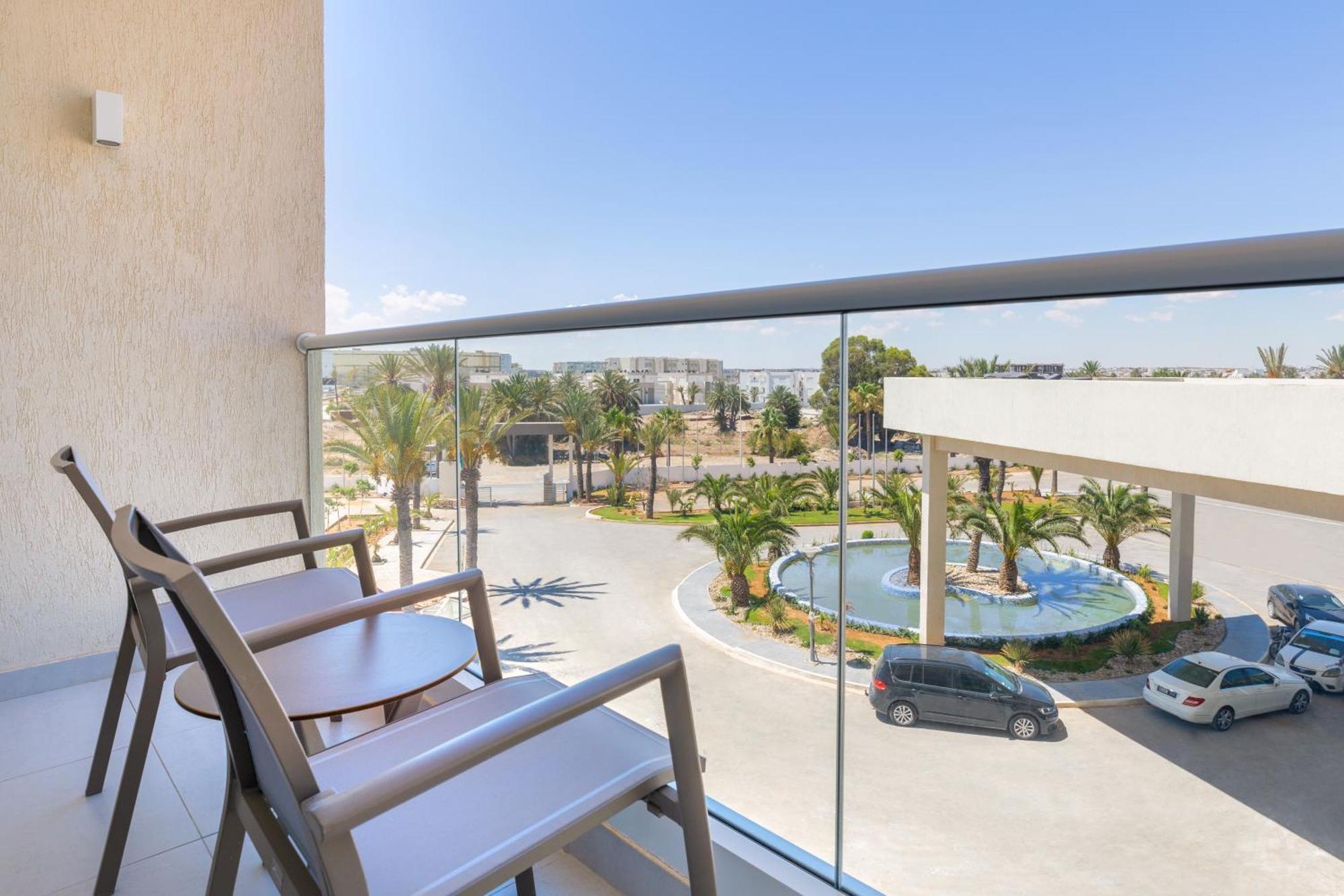 Hilton Skanes Monastir Beach Resort Exterior foto Balcony view of the airport