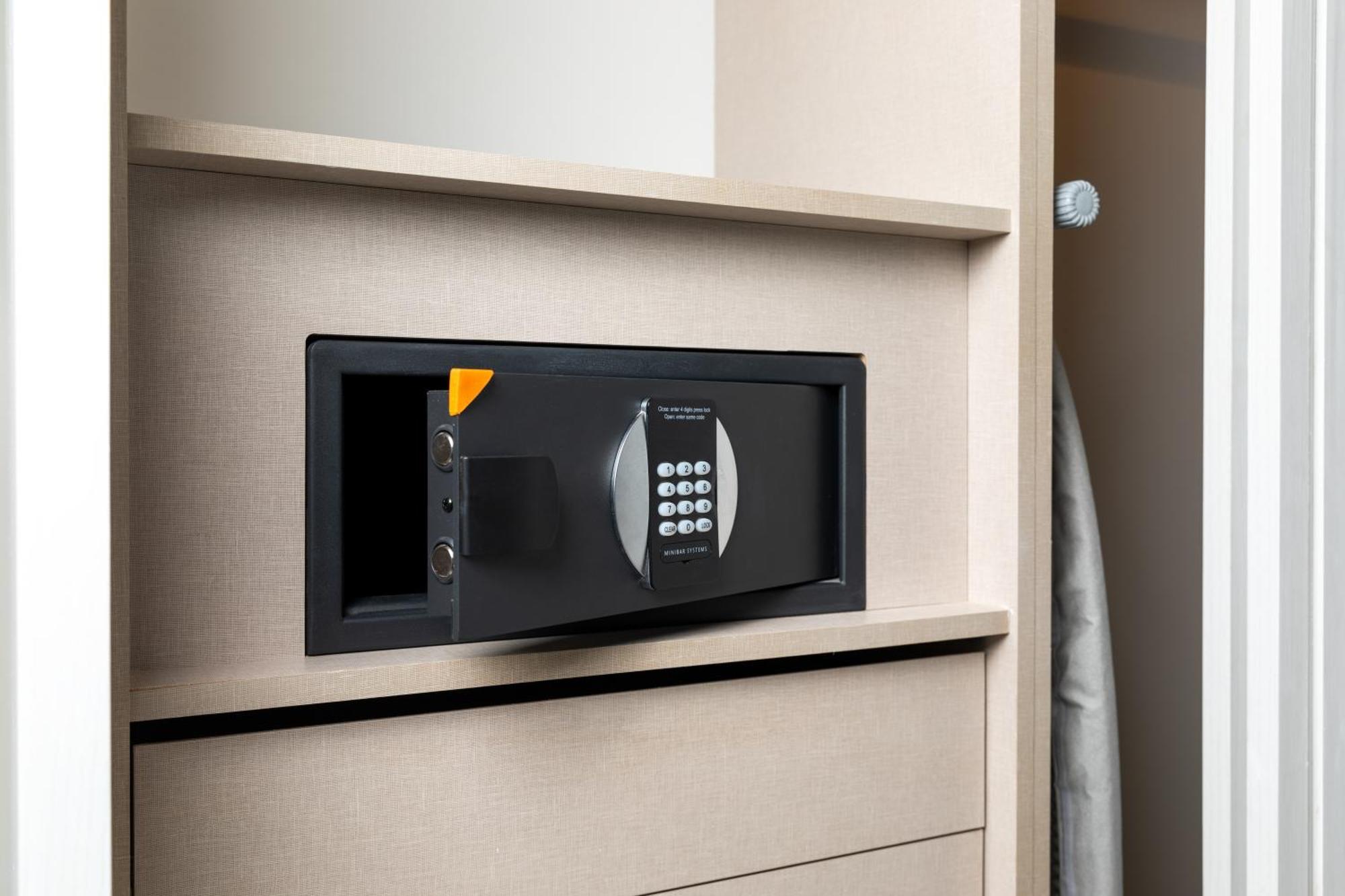 Hilton Skanes Monastir Beach Resort Exterior foto A safe in a hotel room